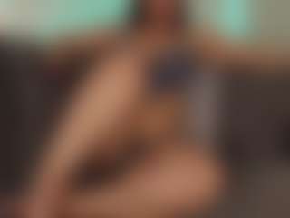 Live cam show with Curvy Nicolle - Bikini on AdultVida.com