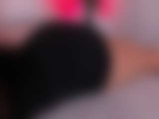 Live cam show with Curvy Nicolle - Fingers on madthumbs