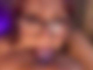 Live cam show with Veronica - Glasses on Chatstar