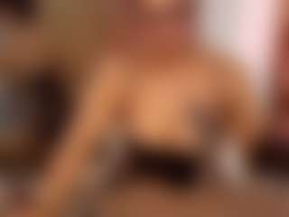 Veronica MILF webcam performer live streaming