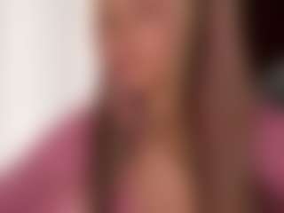 Live cam show with naomisainz - Living Room on StripNow