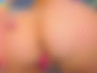 Kira MILF webcam performer live streaming