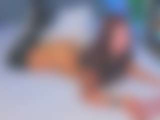 Kira MILF webcam performer live streaming