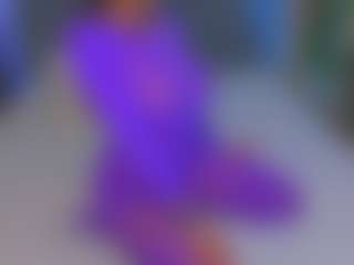 Kira MILF webcam performer live streaming