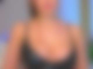 Kira MILF webcam performer live streaming