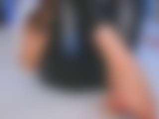 Kira MILF webcam performer live streaming