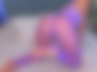 Kira MILF webcam performer live streaming