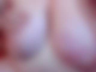 Live cam show with KellyPerfect - Striptease MILF on Camiplay Live