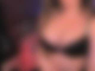 Spettacolo in cam dal vivo con KylieMellow - Highheels su Camsoda