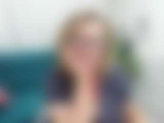 Live cam show with LeaPure - Middle Aged on Streamer API