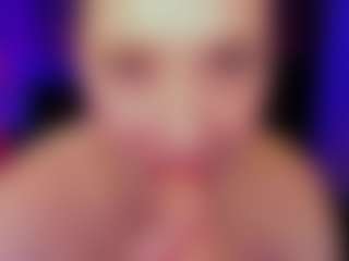 Live cam show with Cee - Average on Camsoda