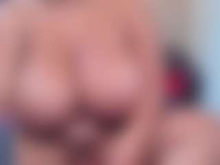 Live cam show with Kenya Buhle - Thick on AdultVida.com