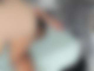 Live cam show with Agata Delphine - Camel Toe on CamwithHer