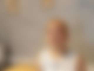 Live cam show with Agata Delphine - Living Room on AdultVida.com