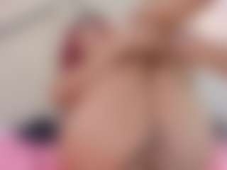 Live cam show with Lia - Barelylegal on Camsoda