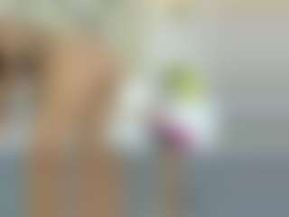 Live cam show with Lia - Petite on Camsoda