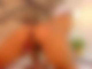 Lia MILF webcam performer live streaming