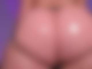 Live cam show with Perla-hott1 - Nipple Piercings on Pornisteam.com