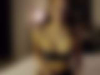 Live cam show with SeniseMorel - Shaved Pussy on Cam Slut