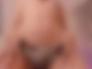 Live cam show with LorenDaze - MILF on justonemore.cc