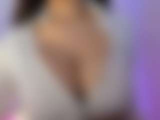 akura011 MILF webcam performer live streaming