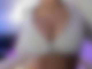 akura011 MILF webcam performer live streaming