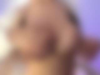 akura011 MILF webcam performer live streaming