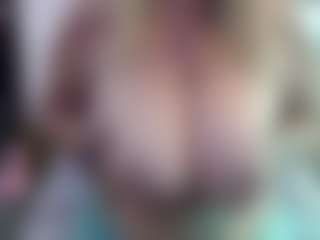 Live cam show with JennaDeluxe - Amateur MILF on Latina Girls