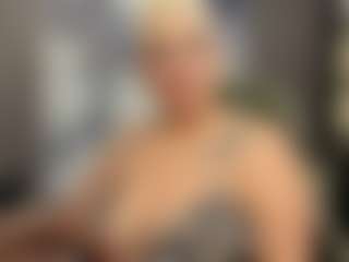 Live cam show with Gianella-Cox - Mature on Camsoda