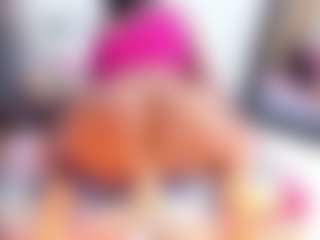 Live cam show with Laura Saenz - BBW on CamClone