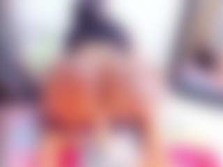Live cam show with Laura Saenz - Ebony Lush on madthumbs