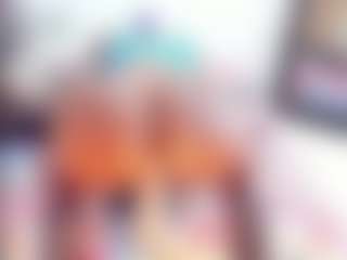 Live cam show with Laura Saenz - Shaved Pussy on Camsoda