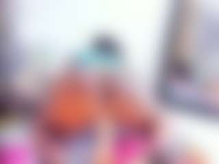 Live cam show with Laura Saenz - Hairy Pussy on Camsoda