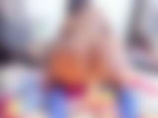 Live cam show with Laura Saenz - Shaved on AdultVida.com