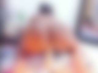 Live cam show with Laura Saenz - Twerk on Milf Play