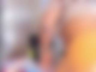 Live cam show with Laura Saenz - Black Squirt on StripNow