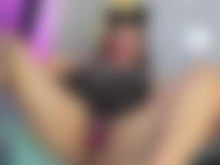 Live cam show with Dianamilf - Bedroom MILF on dropp.cam