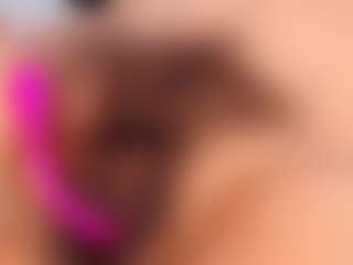 Live cam show with Moxa - Living Room on CamSodaAdn