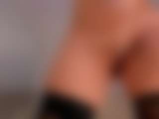 Live cam show with Madeline Fox - Flashing on AdultVida.com