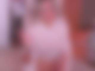 Joannee MILF webcam performer live streaming