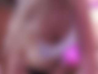Live cam show with Joannee - Blonde Hair Curvy on Camsoda