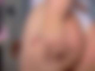 Live cam show with KylieLips - Shaved Pussy on Gym Cam Girls