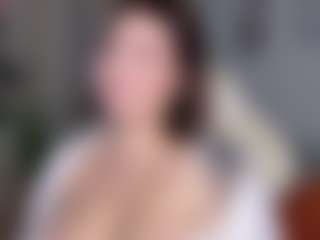 Live cam show with KylieLips - Shaved Pussy on Livezox