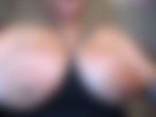 Live cam show with Penelope-titts - Nipple Piercings on Uber Horny