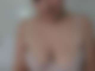 Live cam show with Aliicee-Green - Blonde Hair Middle Aged on CamwithHer
