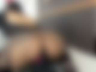 Live cam show with Aliicee-Green - Middle Aged on Camsoda
