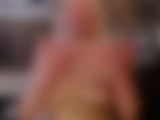 Magdalenaaa MILF webcam performer live streaming