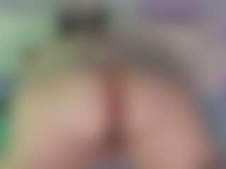 Live cam show with Emma - Lush MILF on boobsie.com
