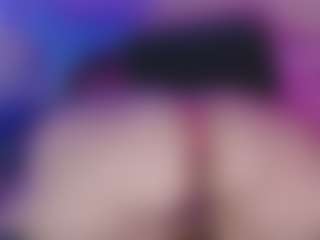 Live cam show with Emma - Squirt MILF on CamSodaAdn