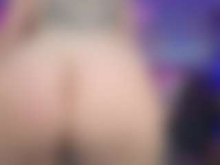 Live cam show with LucyAllen4201 - Bedroom on Hubzter Live